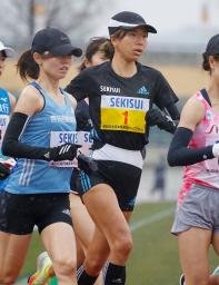 　全日本実業団ハーフマラソン女子で力走する新谷仁美（１）＝維新みらいふスタジアム