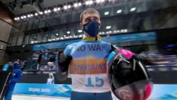 　レース後、テレビカメラに向けて平和を願うメッセージを示すウクライナのスケルトン男子選手＝１１日、北京（ロイター＝共同）