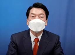 　１３日、オンラインで記者会見する韓国大統領選の中道野党「国民の党」候補の安哲秀氏（ユーチューブから、共同）