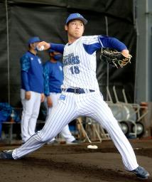 　キャンプで初めて投球練習するＤｅＮＡ・小園＝宜野湾（代表撮影）