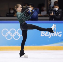 　北京冬季五輪フィギュアスケート女子の公式練習で調整する、ＲＯＣのカミラ・ワリエワ＝１３日、北京（共同）