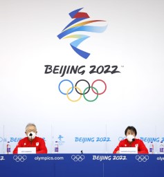　記者会見する北京冬季五輪日本選手団の原田雅彦総監督（右）と伊東秀仁団長＝１３日、北京（共同）