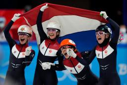 　ショートトラックの女子３０００ｍリレーで初優勝し、国旗を手に喜ぶオランダの選手たち＝１３日、北京（ＡＰ＝共同）