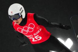 　ノルディックスキー・ジャンプ男子団体へ向けた公式練習で跳躍する佐藤幸椰＝１３日、張家口（ＡＰ＝共同）