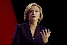 　１３日、パリで開いた選挙集会で演説するペクレス氏（ＡＰ＝共同）