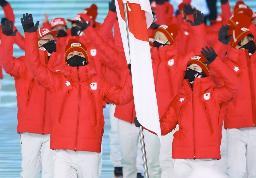 開会式で日本選手団の旗手と務めた渡部暁斗（手前左）＝２月４日、北京（共同）