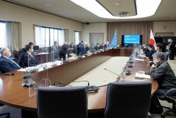 　調査に先立って経産省で開かれたＩＡＥＡ調査団と日本政府、東京電力の会合＝１４日午前（経産省提供）