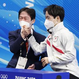 　得点を確認し、父の正和コーチ（左）と笑顔の鍵山優真＝１０日、北京（共同）