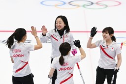 　中国に勝利し、タッチを交わす（左から）吉田知、藤沢、吉田夕。手前は鈴木＝北京（共同）