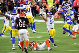 　第４クオーター終盤に勝利を確信して喜ぶラムズの選手たち＝イングルウッド（ＡＰ＝共同）