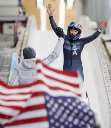 　女子１人乗りで優勝し、喜ぶ米国のケーリー・ハンフリーズ＝延慶（共同）