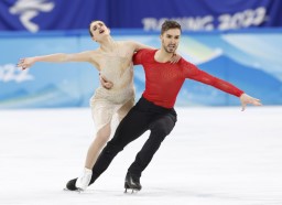 　アイスダンスで優勝したガブリエラ・パパダキス（左）、ギヨーム・シゼロン組のフリー＝北京（共同）