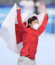 　女子５００メートルで銀メダルを獲得し、日の丸を掲げる高木美帆＝１３日、北京（共同）