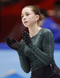　北京冬季五輪フィギュアスケート女子の公式練習で調整する、ＲＯＣのカミラ・ワリエワ＝１３日、北京（共同）