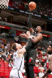 　ネッツ戦でシュートを狙うヒートのアデバヨ＝マイアミ（ＮＢＡＥ提供・ゲッティ＝共同）