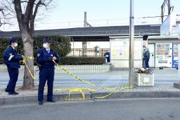　事件があった養老鉄道大垣駅前の規制線と警察官＝１４日午後３時２７分、岐阜県大垣市