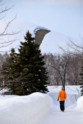　雪面に亀裂が入った「モエレ山」＝１４日午後、札幌市東区