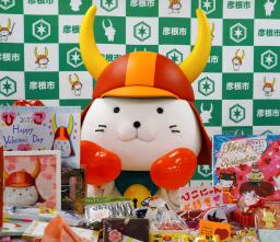 　各地から届いたプレゼントに喜ぶ「ひこにゃん」＝１４日午後、滋賀県彦根市