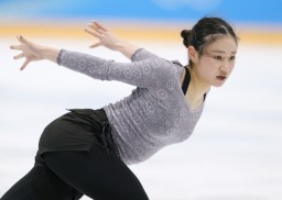 　公式練習で調整する河辺愛菜＝北京（共同）