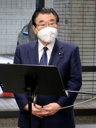 　米ファイザー製新型コロナウイルスワクチンの追加購入について、記者団の取材に応じる後藤厚労相＝１４日午後、厚労省
