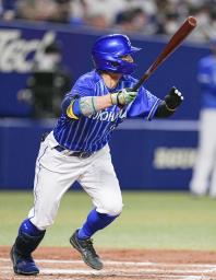 　３回ＤｅＮＡ１死満塁、関根が中前に２点打を放つ＝バンテリンドーム