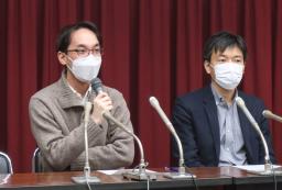 　北海道の控訴を受け、札幌市内で記者会見する原告の大杉雅栄さん（左）ら＝１日午後