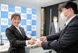 　入社式で名刺交換の練習をするレスリング女子の須崎優衣（左）＝１日、長野県茅野市