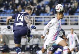 　福岡―鳥栖　後半、ヘディングでゴールを狙う福岡・クルークス（左）。右は鳥栖・ジエゴ＝ベススタ