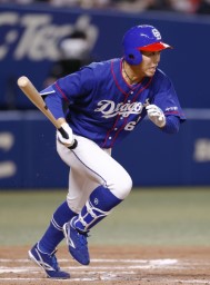 　１２回中日１死三塁、岡林がサヨナラとなる二塁内野安打を放つ＝バンテリンドーム