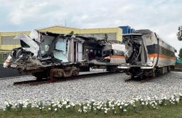　台湾東部・花蓮で発生した列車事故で大破した車両。台湾政府は１日、教訓のため保存する意向を表明した（中央通信社＝共同）