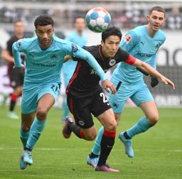 　フュルト戦の前半、競り合うＥフランクフルトの長谷部（中央）＝フランクフルト（共同）