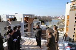 　新たに建設された階段式の住宅街を視察する金正恩朝鮮労働党総書記（中央）＝平壌（朝鮮中央通信＝共同）