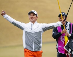 　プレーオフを制して優勝し、喜ぶ香妻陣一朗＝東建多度ＣＣ名古屋