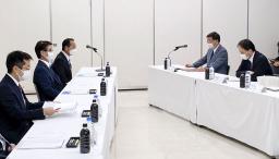 　沖縄県名護市の渡具知市長（奥左）と会談する松野官房長官（同右）＝３日、名護市役所