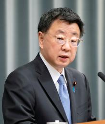 　記者会見する松野官房長官＝４日午前、首相官邸