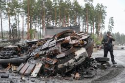 　２日、ウクライナの首都キーウ近郊で、破壊されたロシア軍戦車（ＡＰ＝共同）