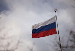 　ドイツのロシア大使館の屋根に掲げられたロシア国旗＝５日、ベルリン（ロイター＝共同）