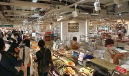 　阪神百貨店梅田本店の食品売り場「阪神食品館」＝６日午前、大阪市