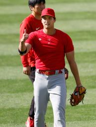 　オープン戦最終戦前に、練習する米大リーグ、エンゼルスの大谷翔平＝５日、ロサンゼルス（共同）