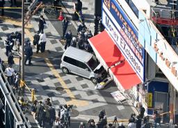 　金券ショップに車が突っ込んだ現場＝７日午後４時１１分、大阪・難波（共同通信社ヘリから）