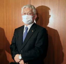　百条委設置案可決後、取材に応じる明石市の泉房穂市長＝７日午後、兵庫県明石市役所