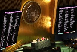 　国連総会で示された決議案の投票結果＝７日、ニューヨーク（ゲッティ＝共同）