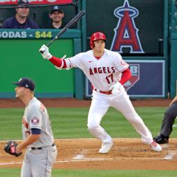 　アストロズ戦の１回、今季初安打となる中前打を放つエンゼルス・大谷。投手オドリッジ＝アナハイム（共同）