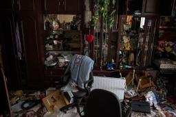 　ロシア兵に荒らされた部屋＝５日、ウクライナ・ブチャ（ゲッティ＝共同）