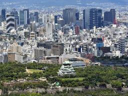　大阪城とキタのビル群（奥）＝大阪市