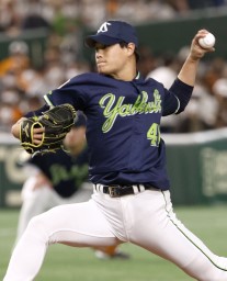 　１失点完投で２勝目を挙げたヤクルト・高橋＝東京ドーム
