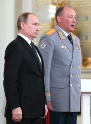 　モスクワの大統領府で勲章授与式に出席するプーチン大統領（左）とドゥボルニコフ氏＝２０１６年３月（タス＝共同）