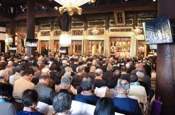 　西本願寺の御影堂で行われた、親鸞の生誕８５０年を祝う「慶讃法要」＝２９日午前、京都市