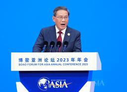 　「博鰲アジアフォーラム」の開幕式で演説する中国の李強首相＝３０日、中国海南省（共同）