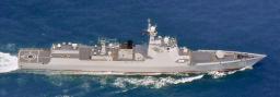 　対馬海峡を通過した中国海軍のミサイル駆逐艦（防衛省統合幕僚監部提供）